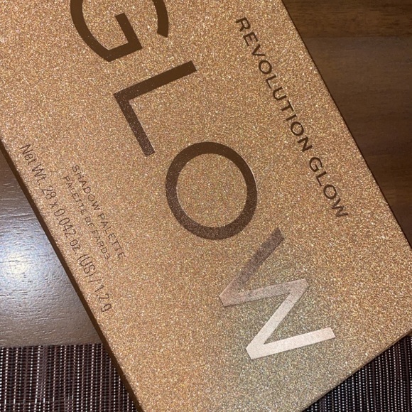 Brand new eye shadow pallet - Picture 2 of 2